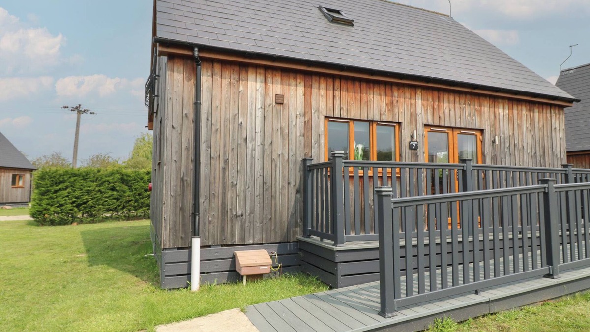 Brigg Cottage | JAMES VILLE MARINA LODGE 7, pet friendly, with a garden in Brigg
