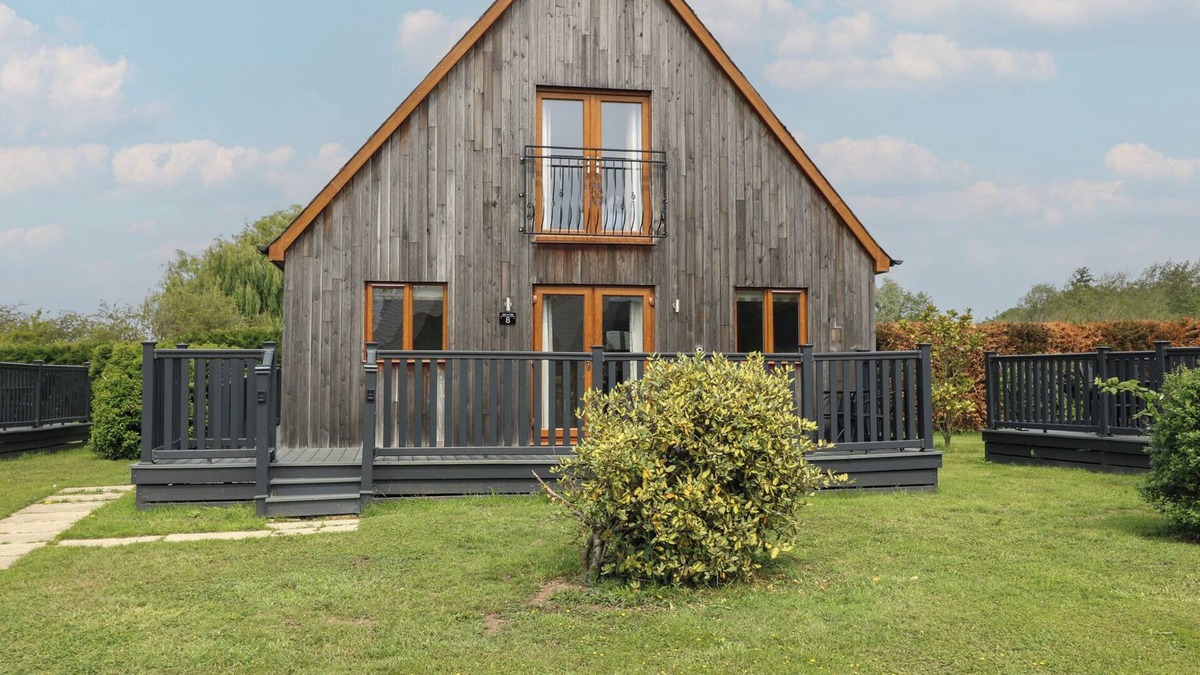 Brigg Cottage | JAMES VILLE MARINA LODGE 8, pet friendly in Brigg