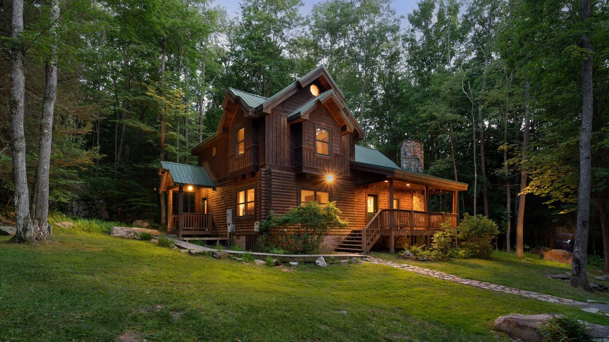 Thayerville Cabin | Jamesons Cabin! 8 Minutes to Wisp! Hot Tub! Fire Pit! Arcade! Pets! EV Charger!