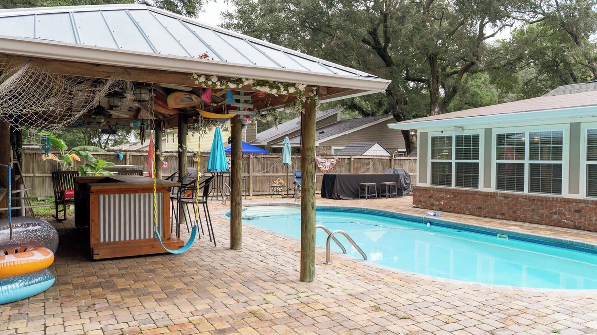 North Northwest Pensacola House | Jan's Oasis Family Retreat Pool, Bar, Games & Fun!