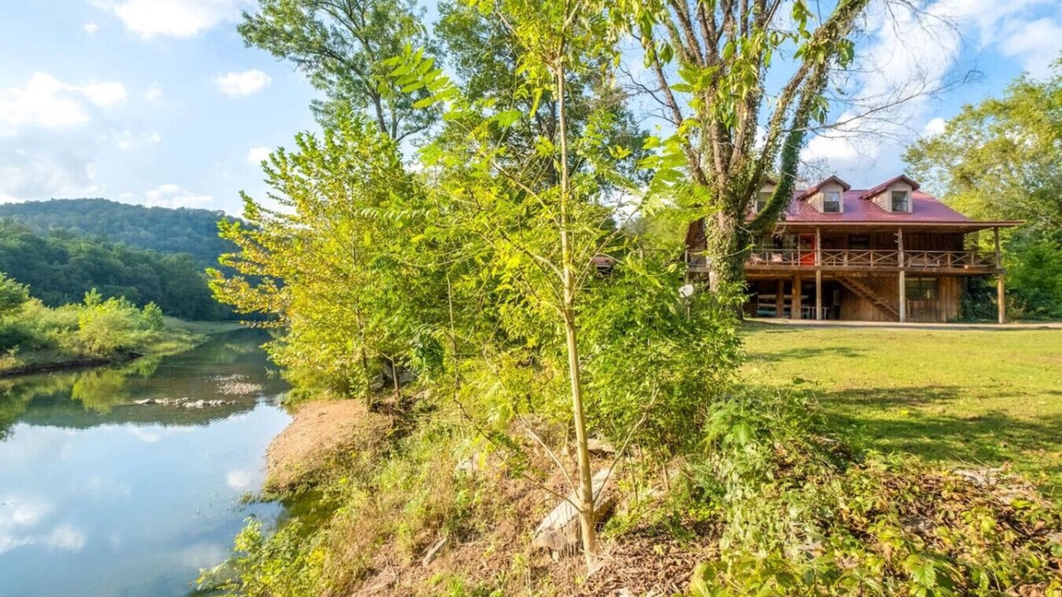 Newnata Cabin | Jane's Bend~ ON Sylamore Creek with Kayaks
