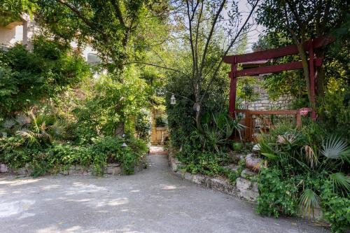 Marseillan Apartment | Jardin et bambous, studio cosy, classé 2 étoiles