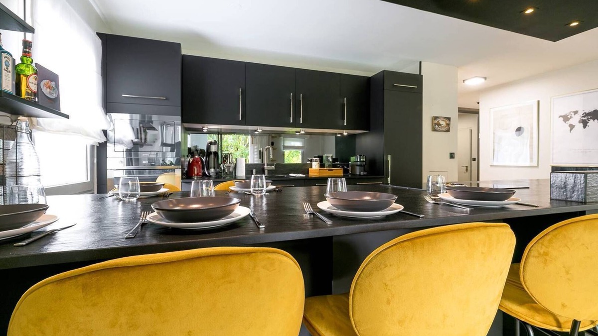 Faubourg Sud Apartment | Jardin Wilson- Appartement avec balcon et parking- SR Loc