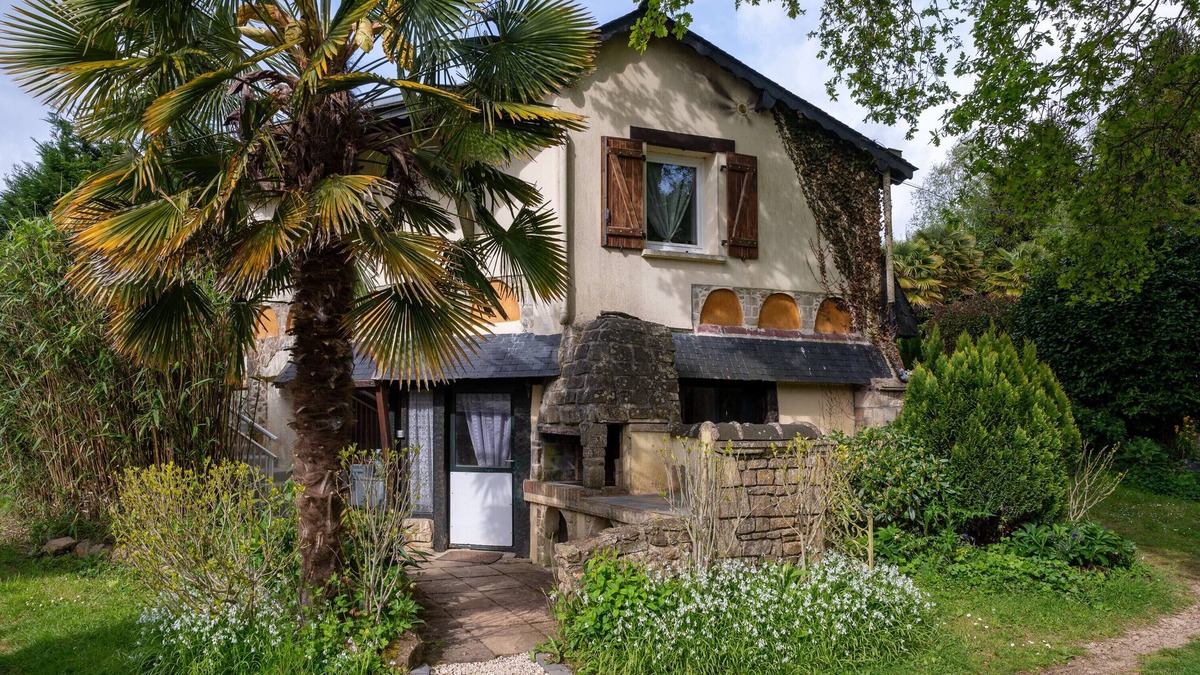 Plumelin House | Jardins De La Cantine - l'entre Deux with Shared Pool, Shared Terrace and Wi-Fi