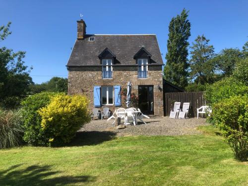 Le Mesnil-Gilbert House | Jasmin Cottage with seasonal Swimming Pool