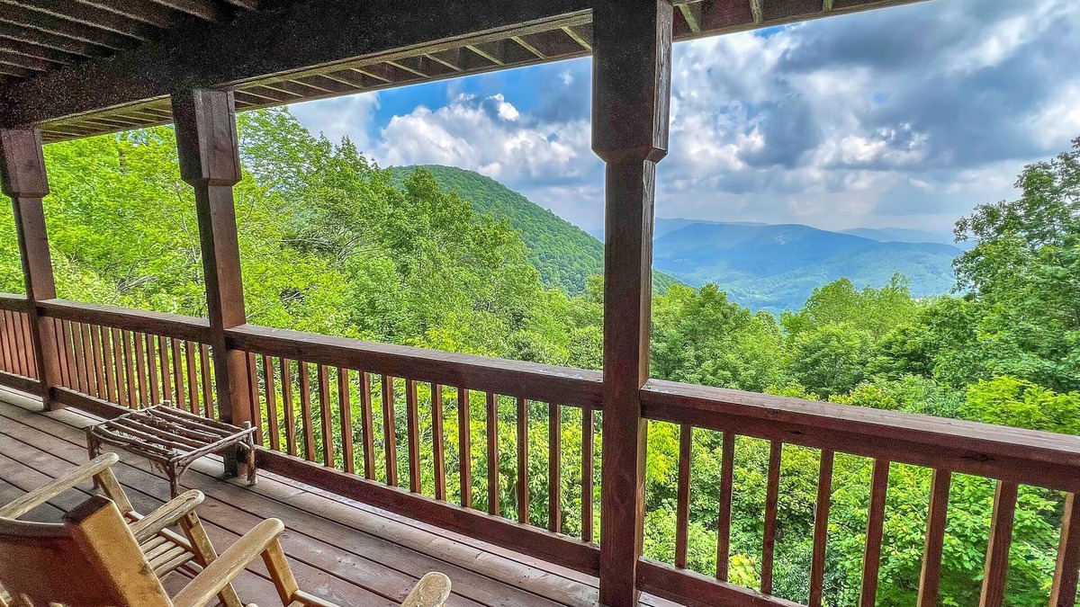 West Jefferson Cabin | Jasmine Heights Available Labor Day Weekend!