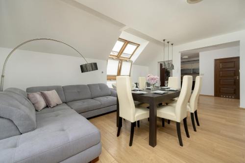 Mokronos Gorny Apartment | Jasny Dwupoziomowy Apartament we Wrocławiu by Noclegi Renters