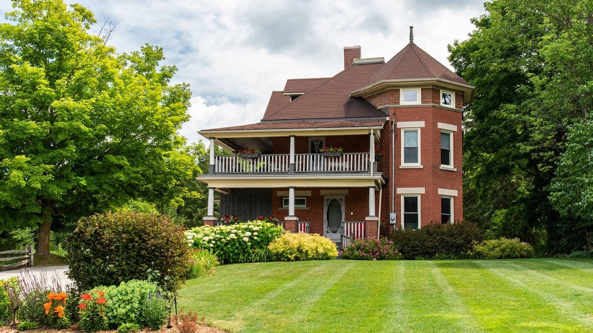 Grey Highlands House | Jasper Stuart is Elegance found in the rustic beauty of Ontario's Beaver Valley