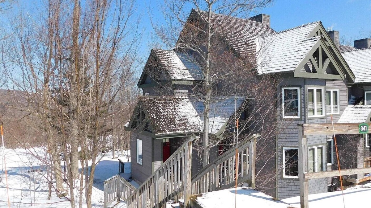 North Troy House | Jay Peak 2BR/2BA Ski-in/Ski-Out V341