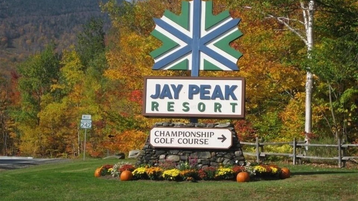 North Troy House | Jay Peak, Luxury 5 BR Ski-in Ski-Out with Hot tub