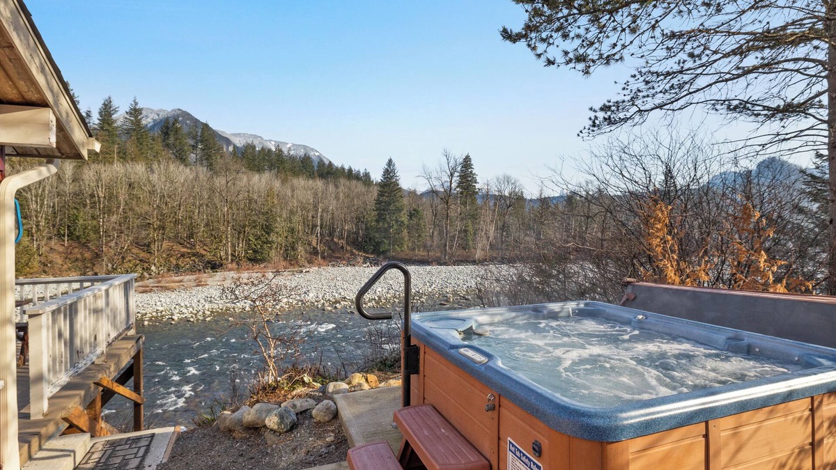 Gold Bar House | Jaybird Cabin- Tiny home with huge riverfront & mountain views!