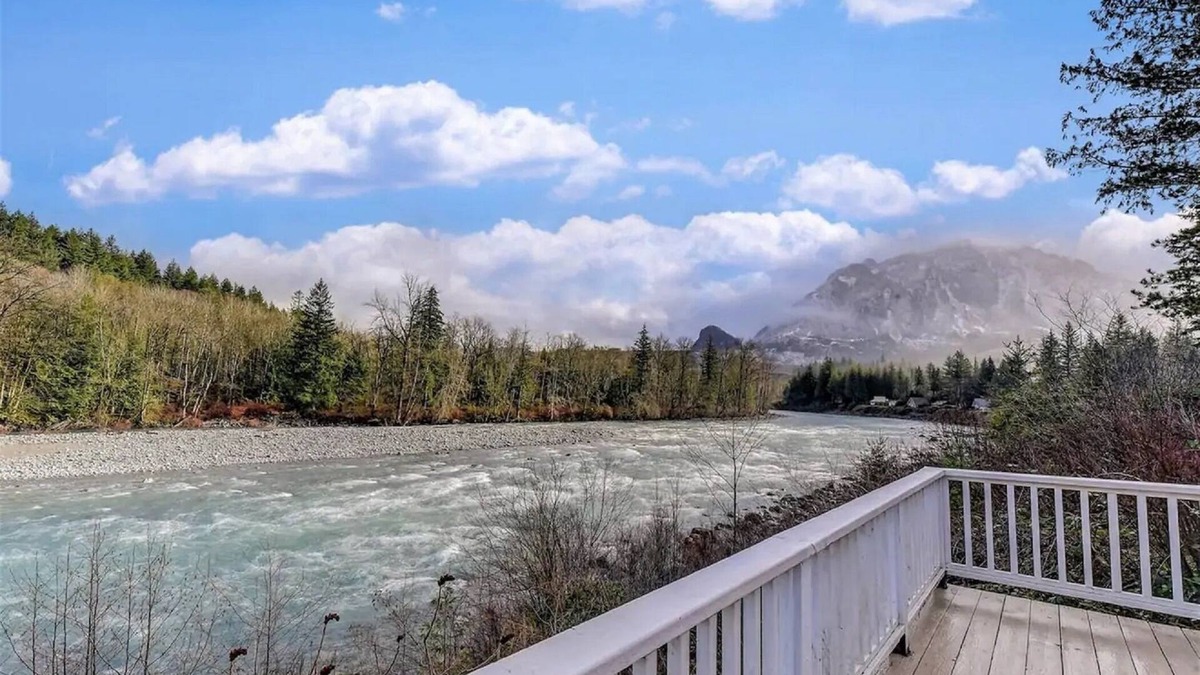 Gold Bar Cottage | Jaybird Retreat: 2 cozy cottages, riverfront & mountain views from hot tub