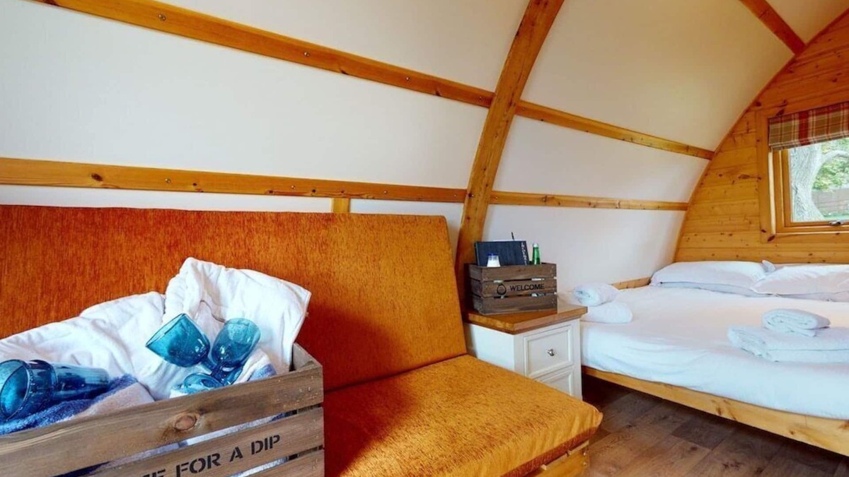 Leighton Buzzard House | Jazz - Delightful en-suite wigwam with hot tub
