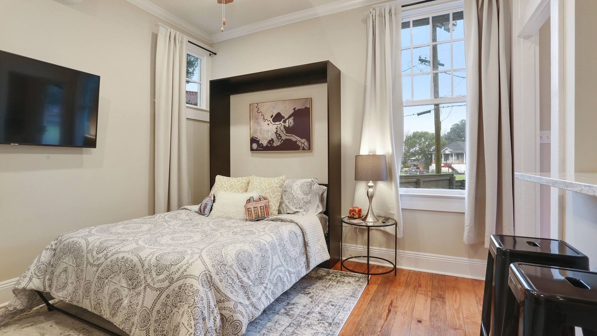 New Orleans Apartment | Jazzfest Studio across from City Park perect for Jazzfest &weddings