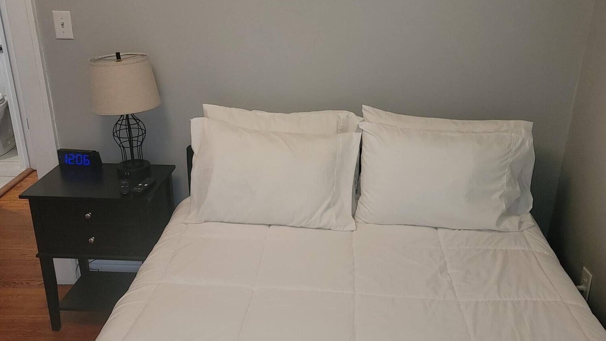 East St. Louis House | Jazzy C3 is a Spacious 3 Bedroom/2 Bath