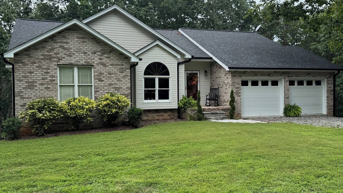 Morganton House | JB’s Winners Circle is a peaceful, quite home only 3 minutes from downtown.