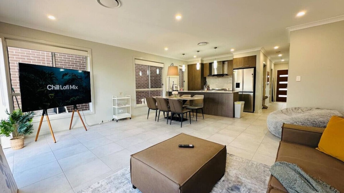 Bardia House | JC House - 4 Br, AC & Wi-Fi Close Coles & Train