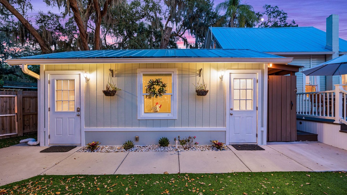 Safety Harbor Cottage | JD's Hideaway By The Sea: 2 Blocks off Main!