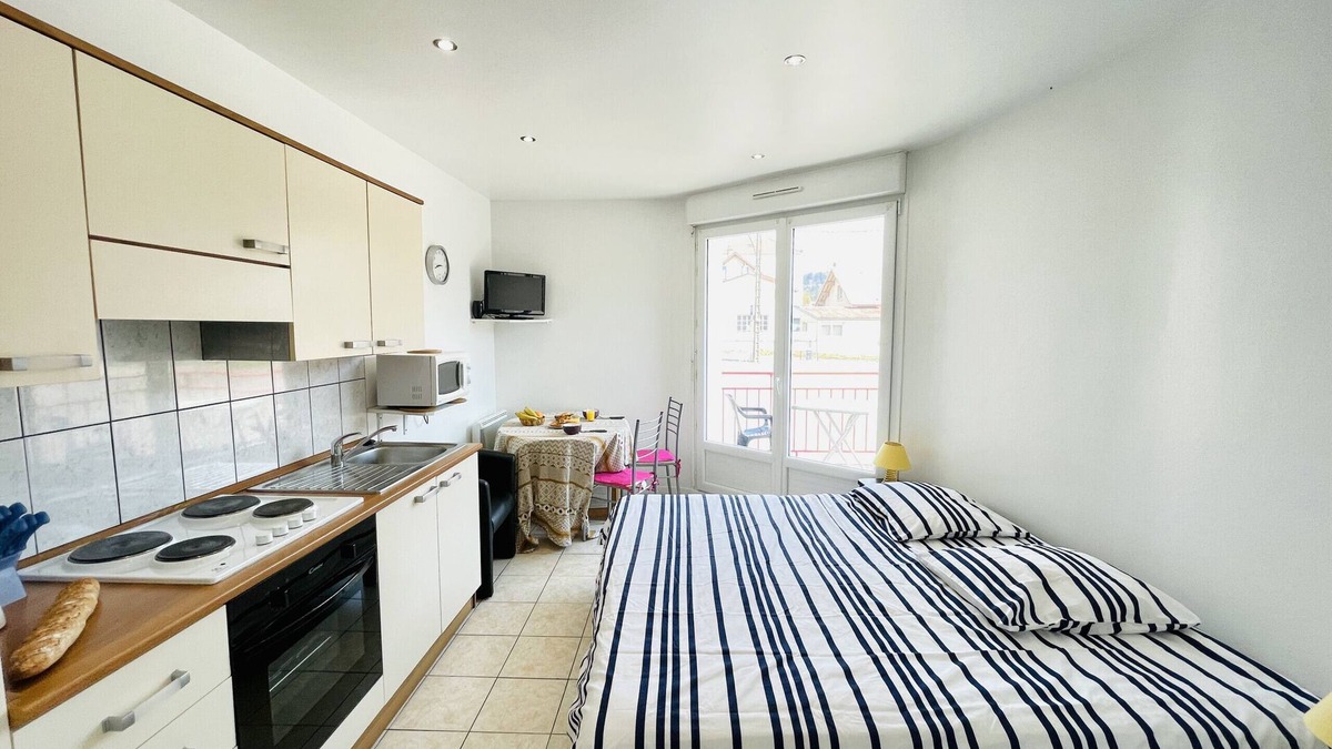 Forges-les-Bains Apartment | Jean De La Fontaine: Studio near the Bains les Bains thermal baths