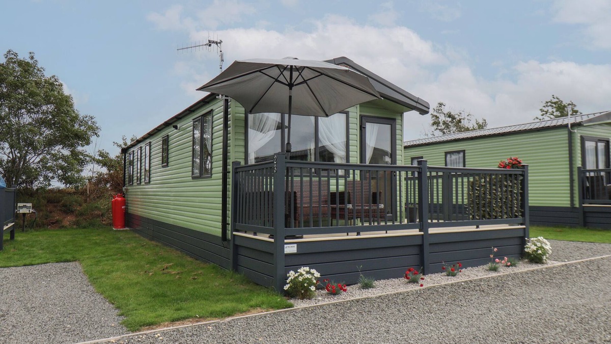 West Heslerton Cottage | JEAN'S PLACE, pet friendly, with hot tub in West Heslerton