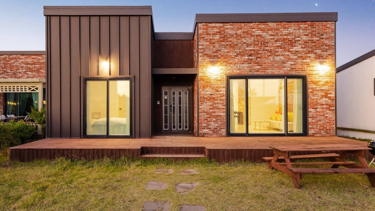 Jongdal-ri House | Jeju Pureunbada Pet Dokchae Pension