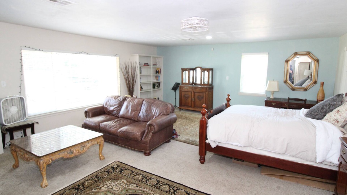 Jenks House | Jenks cozy home - Fenced yard - Dogs OK - Centrally Located