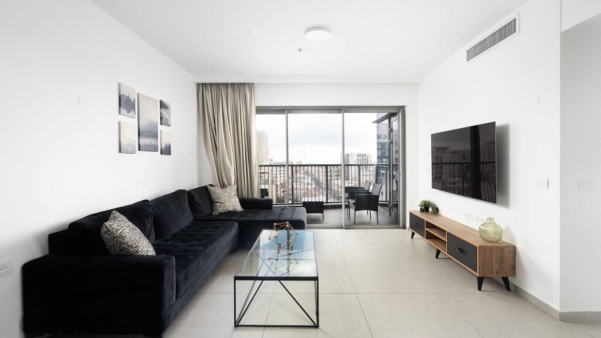 Nachlaot Apartment | Jerusalem 3 BDRM/2 BTHRM Savyon View