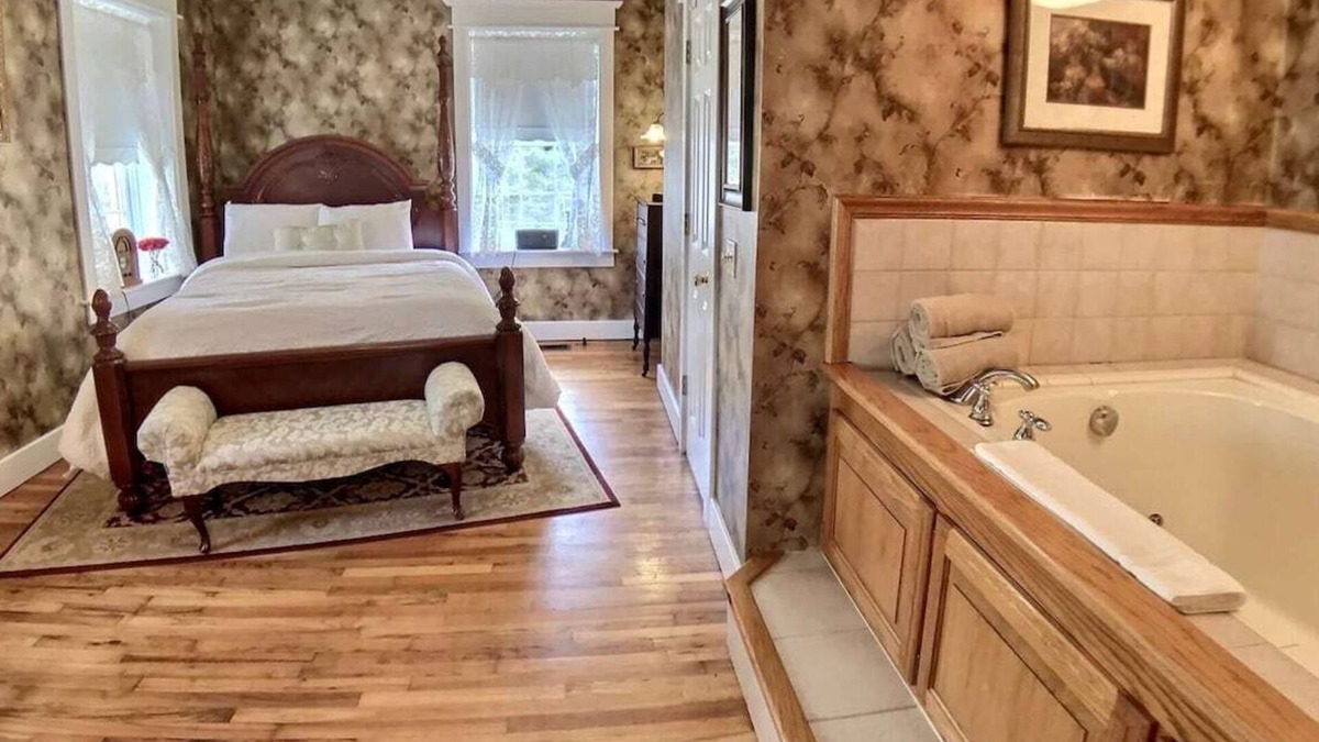 Eureka Springs Historic District Apartment | Jetted Tub for two + Balcony + Parking + Coffee