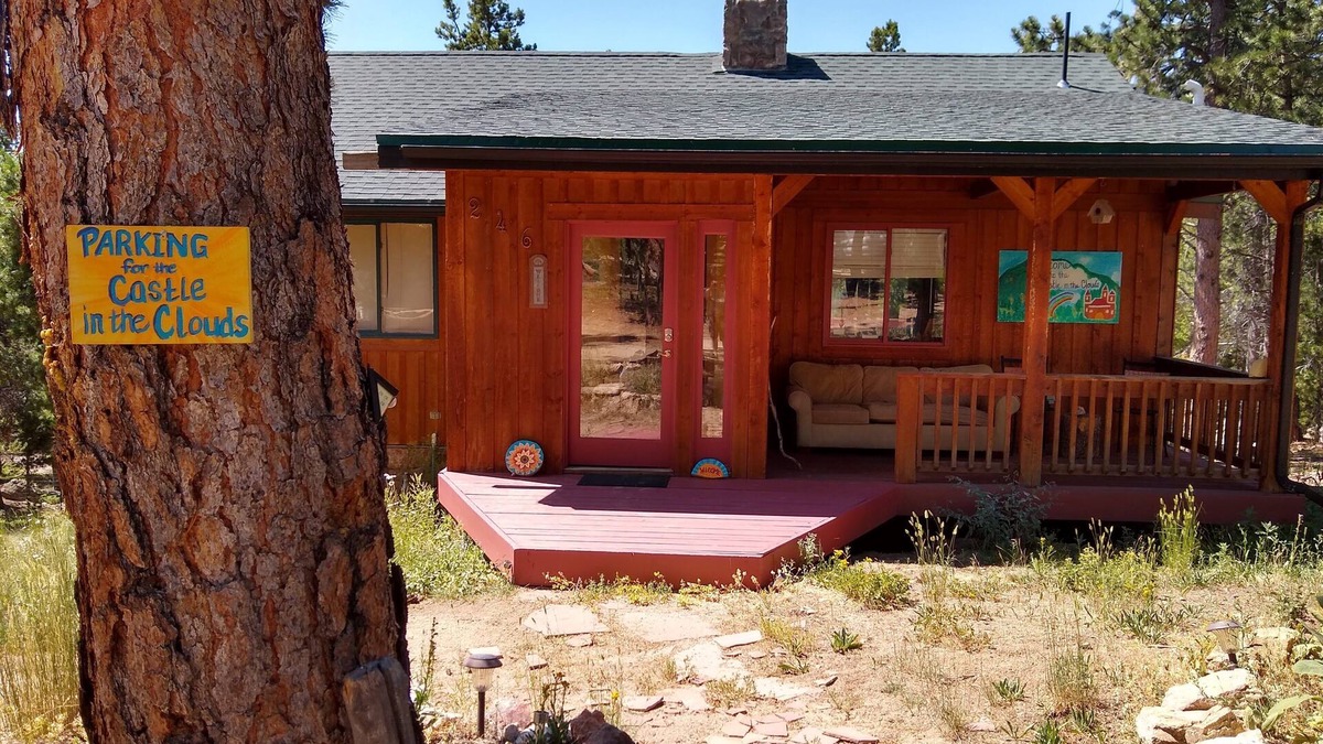 Coal Creek Cabin | Jetted Tub, Huge Deck, Fish tank and Romantic space for 2