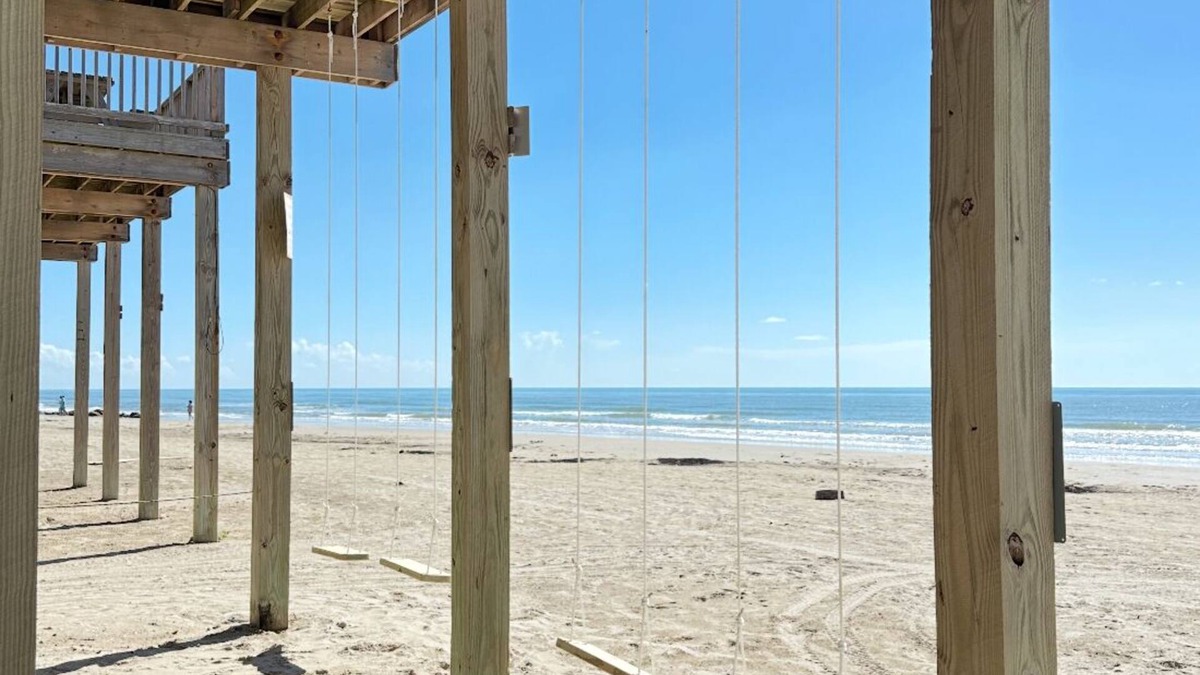 Surfside Beach House | Jetty Sunrise. Pets Welcome. Pedestrian Beach on SAND! New! By Park! Restaurants