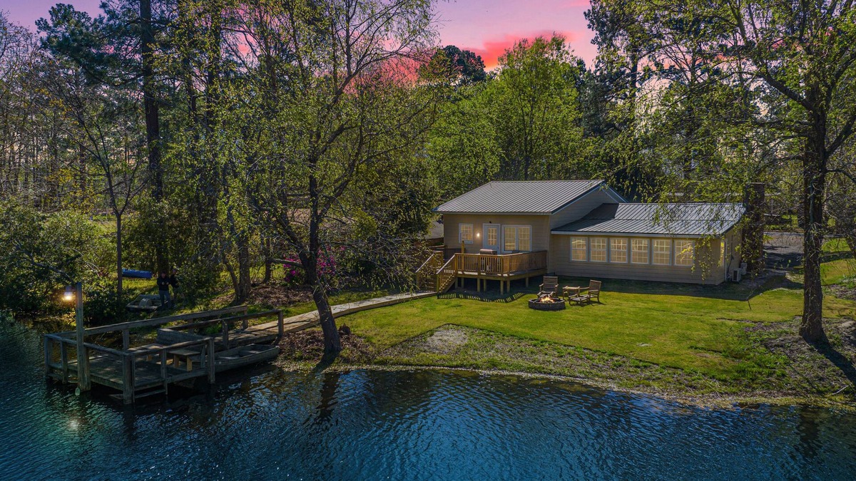 Manning House | Jewel on the Lake - Relaxing Lakefront Home