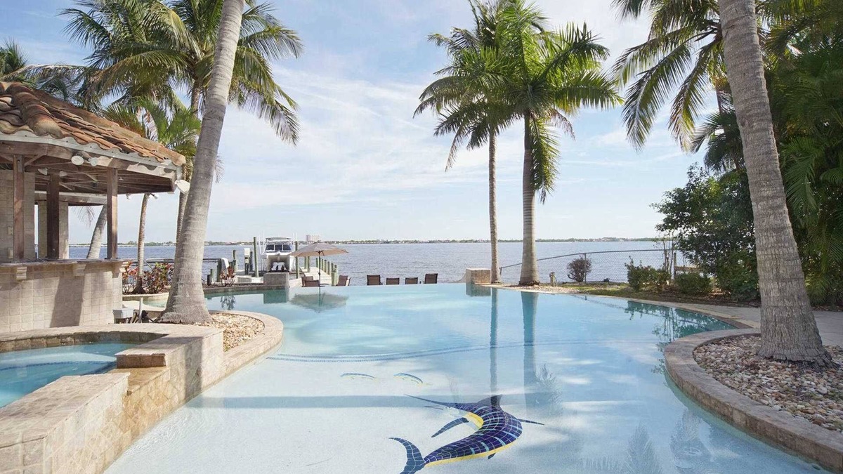 Yacht Club House | Jewel on the River