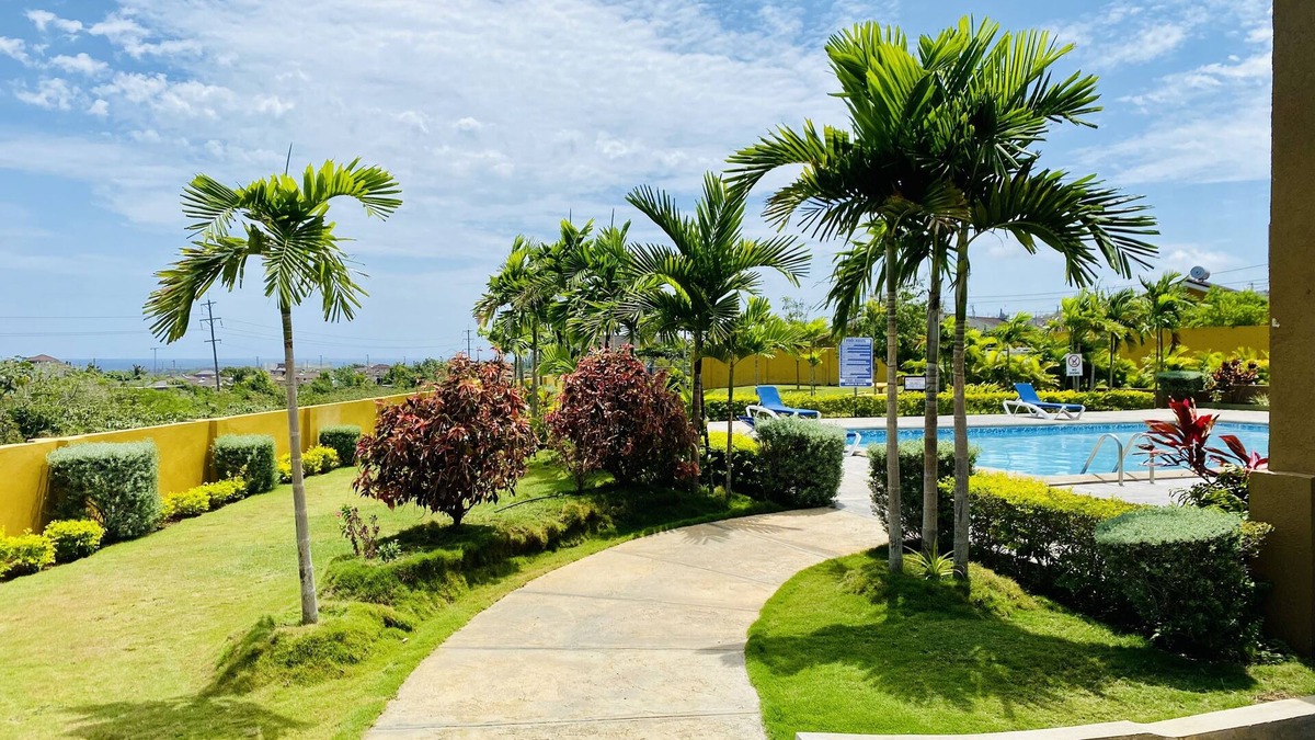 Falmouth House | Jhadano Villa 3BR Pool Shuttle 3 Mins to Beach