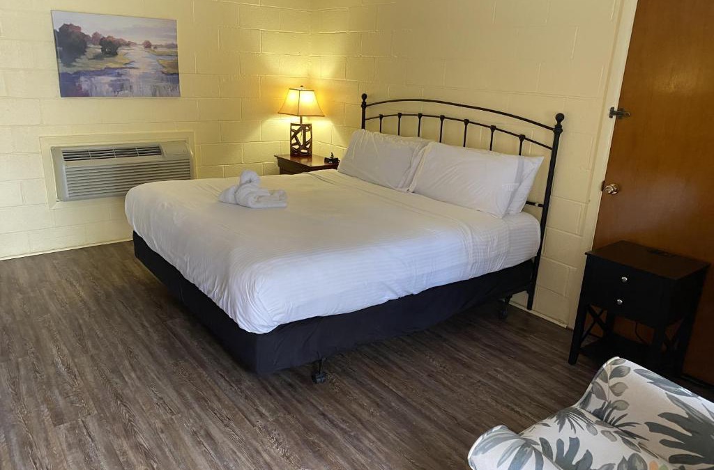 Mount Ida Hotel | JI1, King Guest Room at the Joplin Inn at entrance to the resort Hotel Room