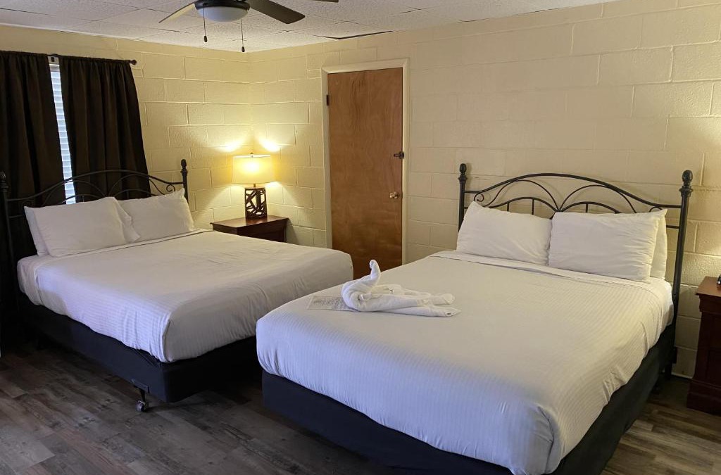 Mount Ida Hotel | JI3, Queen Guest Room at the Joplin Inn at entrance to the resort Hotel Room