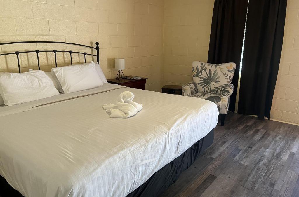 Mount Ida Hotel | JI5, King Guest Room at the Joplin Inn at entrance to the resort Hotel Room