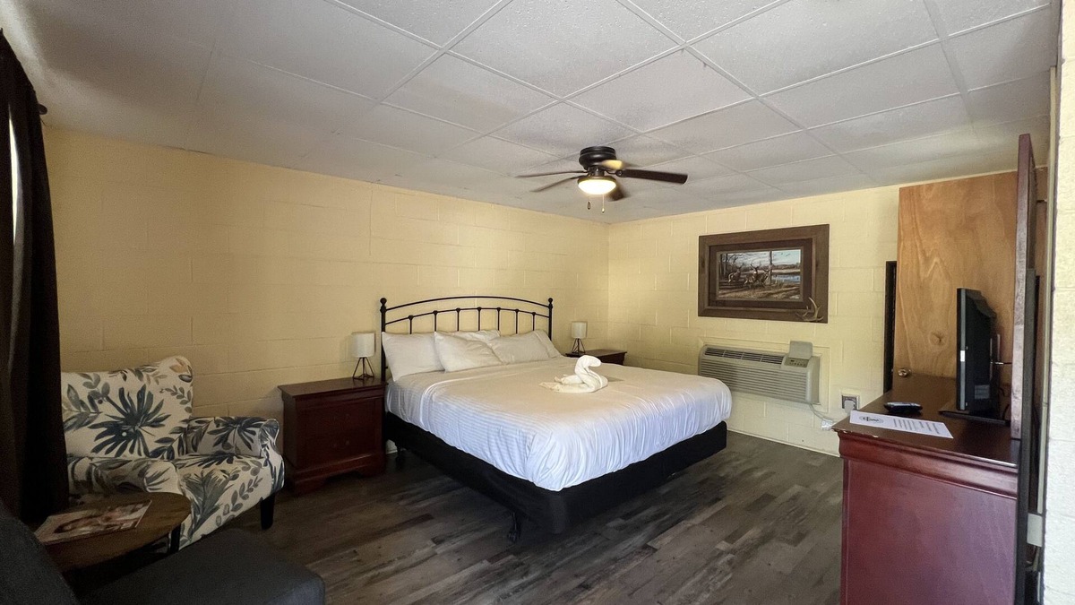 Mount Ida Apartment | JI6, King Guest Room at the Joplin Inn at entrance to the resort by RedAwning