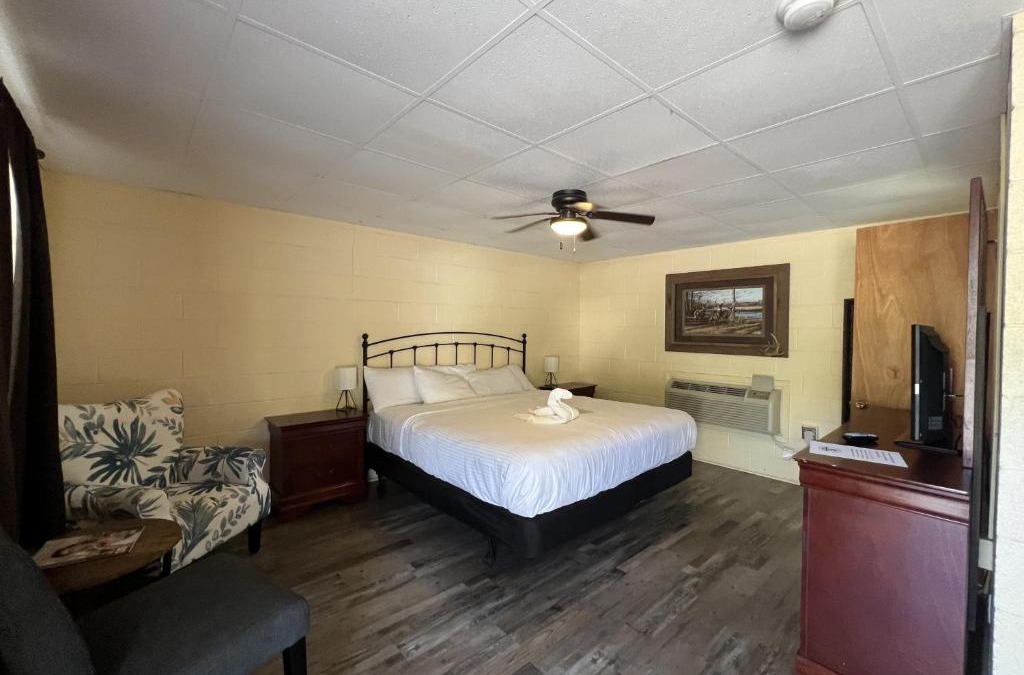 Mount Ida Hotel | JI6, King Guest Room at the Joplin Inn at entrance to the resort Hotel Room