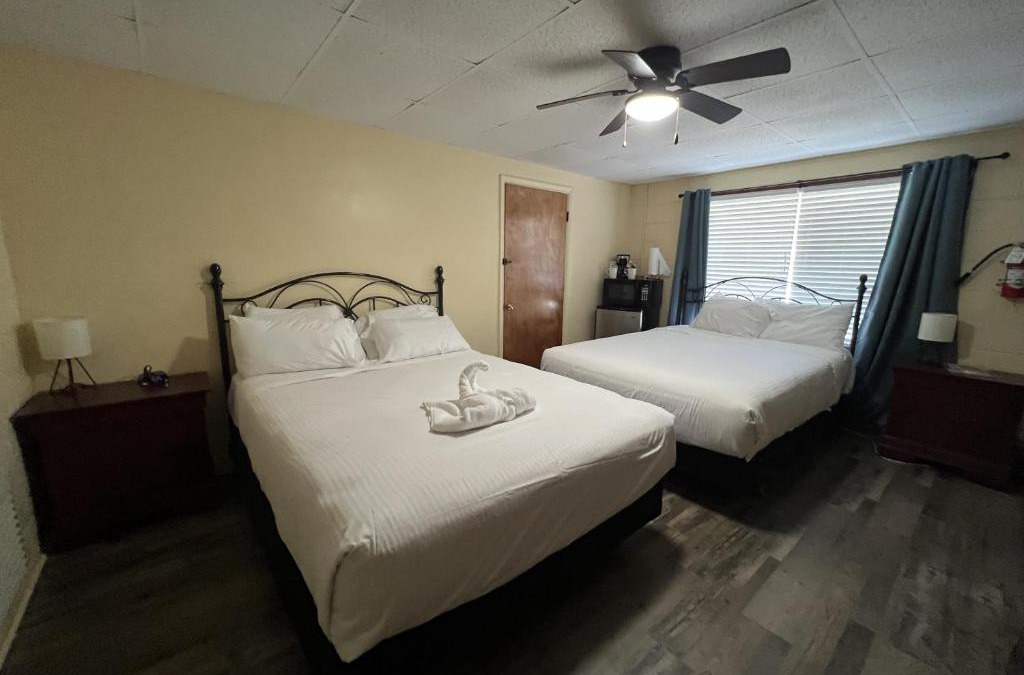 Mount Ida Hotel | JI7, A Queen Guest Room at the Joplin Inn at entrance to the resort Hotel Room