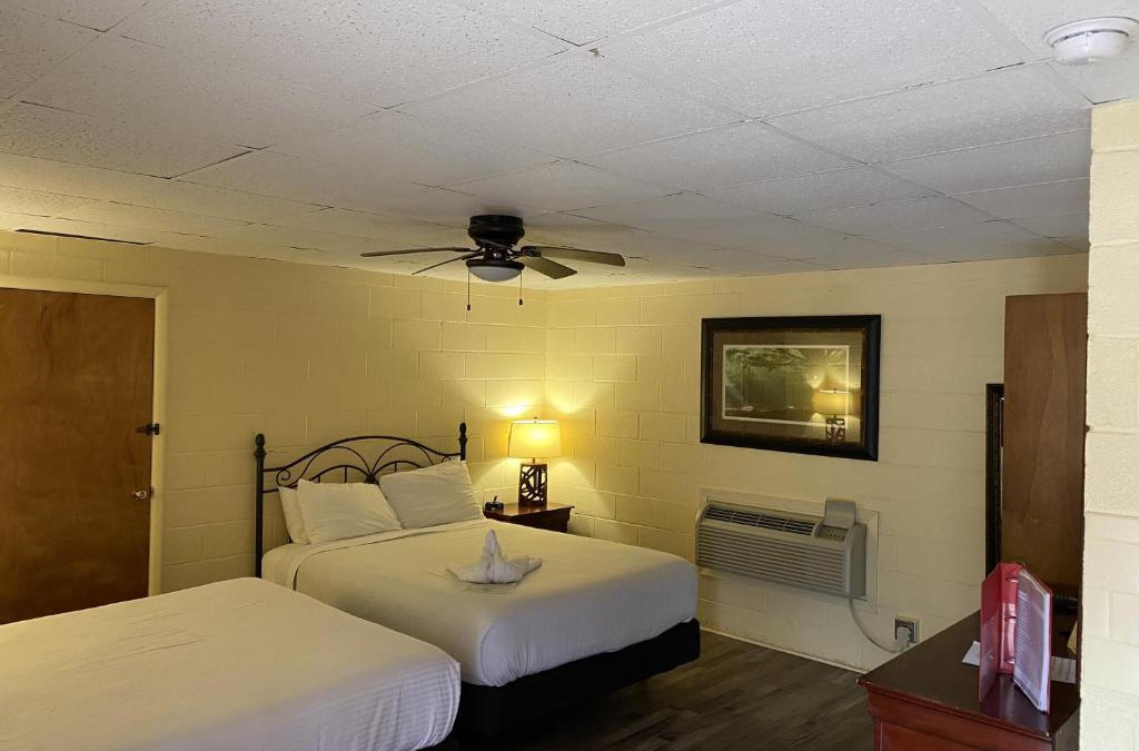 Mount Ida Hotel | JI9, a Queen Guest Room at the Joplin Inn at entrance to the resort Hotel Room