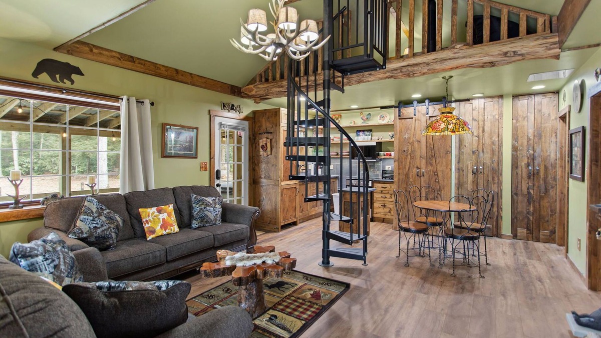 Jim Thorpe Cabin | Jim Thorpe Rustic Cabin With Hot Tub, EV Charger, BBQ Grill & Outdoor Games!