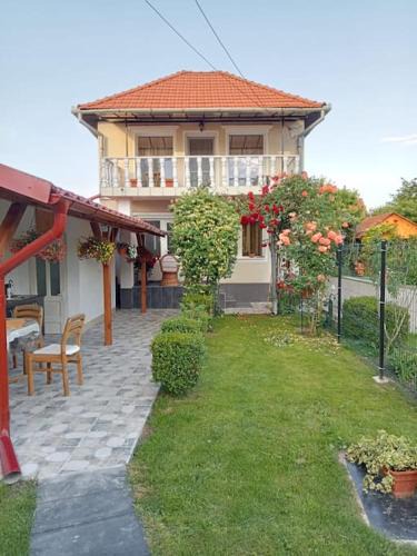 Orastie House | JJ Zavoi