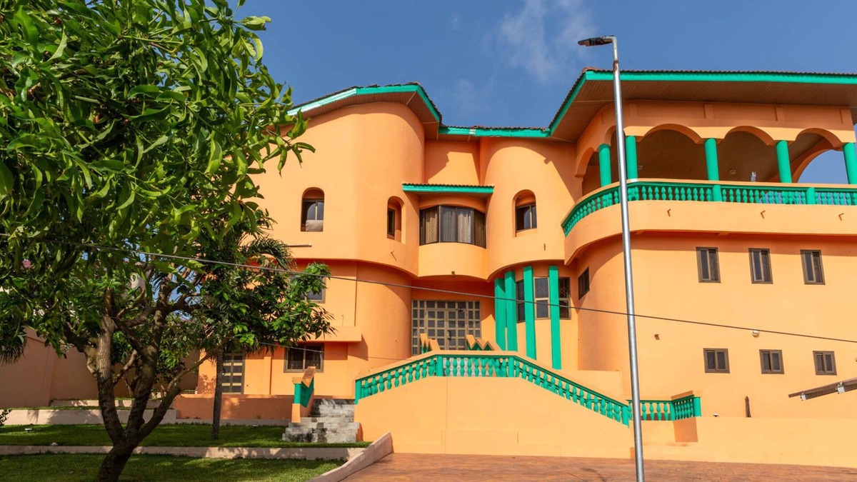 Accra House | JKD Villa Bed & Breakfast, 4 bedroom ensuite fully airconditioned