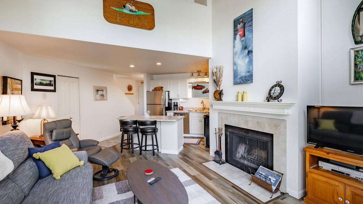 Birch Bay Condo | JL 514: 2 Bedroom, ocean air, clamming, free WiFi!