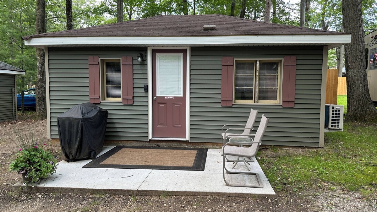 Grayling Cabin | JoAnn Cabin at Kin Cabins w/AC, fireplace, canoe