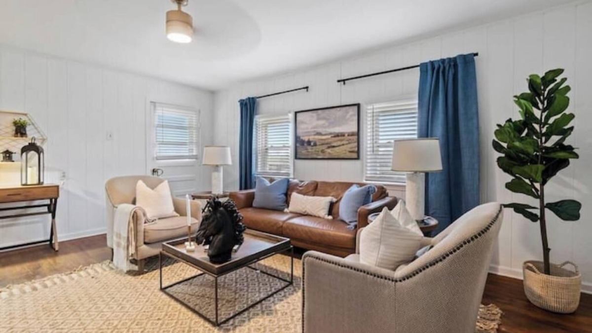 Versailles House | Jockey Suite at Sugar Hill Farm