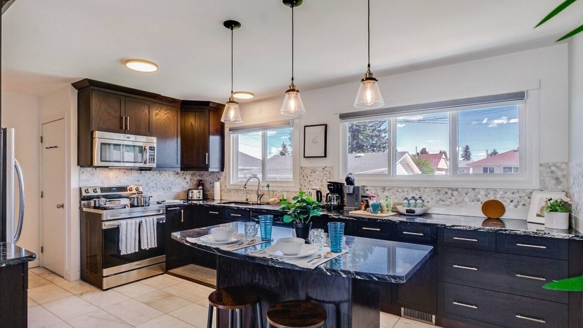 Edmonton Apartment | Jody - 3 Bedrooms, Large Kitchen, BBQ, Garage!