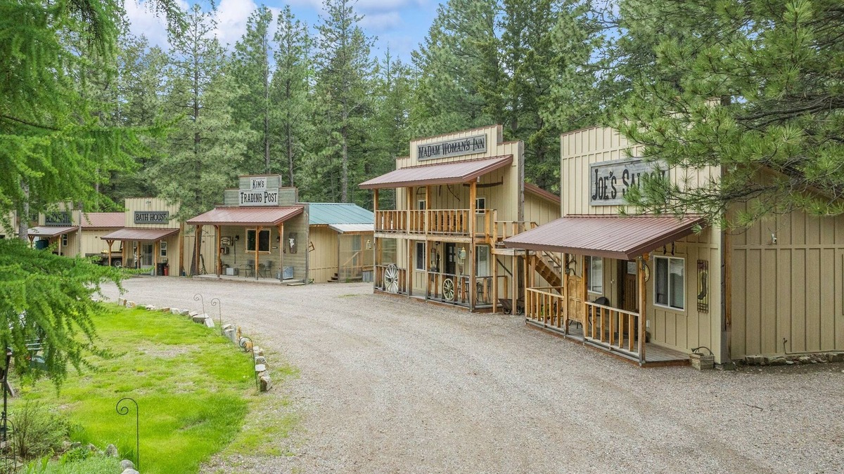 Columbia Falls Apartment | Joe's Saloon - Cabin Near Glacier National Park