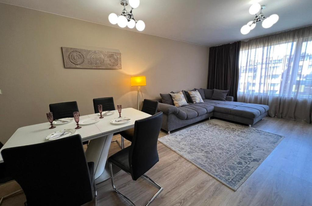 rayon Triaditsa Apartment | Johannesburg spacious family apt w playground