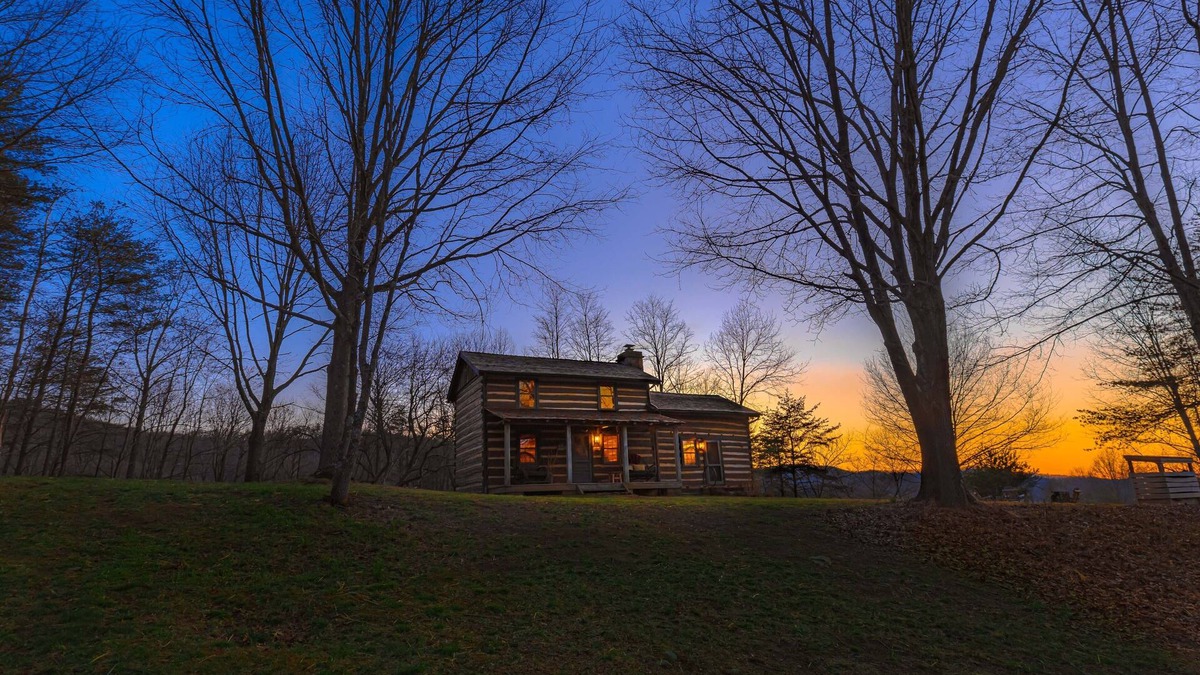 Bentonville Cabin | John Pope Cabin A beautifully 1865 renovated authentic log cabin